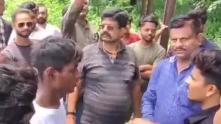चास: सेक्टर 2C में नगरवासियों ने दो युवकों को चोरी के संदेह में पकड़ा और पीटा, एक फरार
