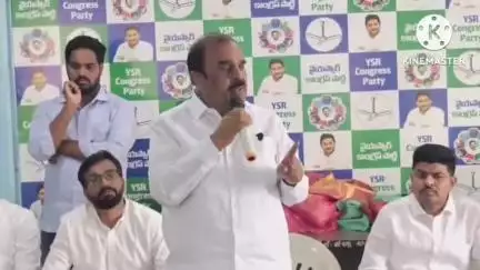 రీకాలింగ్‌ చంద్రబాబు మేనిఫెస్టోకు సంబంధించి పోస్టర్లు ఆవిష్కరించిన వైసీపీ జిల్లా అధ్యక్షుడు అనంత వెంకటరామిరెడ్డి