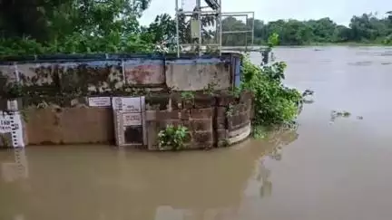 পাঁশকুড়া: বৃদ্ধি পাচ্ছে পাঁশকুড়া কংসাবতী নদীর জলস্তর, বাঁধের দিকে নজর রাখার বার্তা পাঁশকুড়া পঞ্চায়েত সমিতির সহ সভাপতির