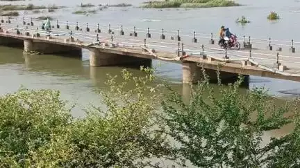 ಕಂಪ್ಲಿ: ಪಟ್ಟಣದ ತುಂಗಭದ್ರಾ ನದಿಗೆ ತುಂಗಭದ್ರಾ ಡ್ಯಾಂನಿಂದ ಹೊರಹರಿವು ಇಳಿಕೆ