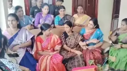 గుడివాడలో జరిగిన ఘటనపై జిల్లా ఛైర్‌పర్సన్ ఉప్పాల హారికను పరామర్శించిన మాజీ హోంమంత్రి తానేటి వనిత