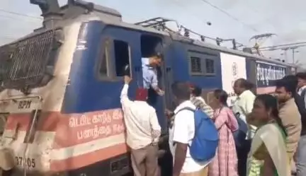 కుప్పం: కుప్పం రైల్వే స్టేషన్‌లో నిలిచిపోయిన లాల్ బాగ్ రైలు, ఇబ్బందులు పడిన ప్రయాణికులు