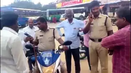 పలమనేరు: పట్టణ ఆర్టీసీ బస్టాండ్‌లో బైక్ దొంగను రెడ్ హ్యాండెడ్‌గా పట్టుకొని పోలీసులకు అప్పగించిన యజమాని, స్థానికులు