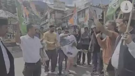 कल्पा: जिला कांग्रेस के कार्यकर्ताओं और पदाधिकारियों ने रिकांगपिओ में जयराम ठाकुर का फूंका पुतला, की नारेबाज़ी