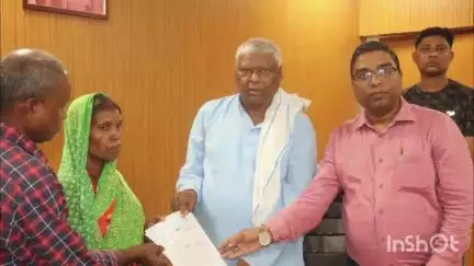 तोपचांची: ट्रेन हादसे में जान गवाने वाले ब्राह्मणडिहा निवासी युवक की मां को सरकार द्वारा मिली एक-एक लाख रुपये की सहायता राशि