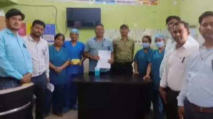 महासमुंद: 20 वर्षों से सेवा दे रहे एनएचएम कर्मियों का आंदोलन चौथे दिन भी जारी है