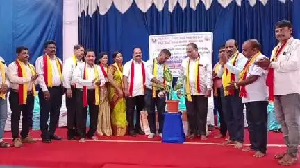 ಕಾರವಾರ: ಎಸ್ಎಸ್ಎಲ್ಸಿ ಪರೀಕ್ಷೆಯಲ್ಲಿ ಪೂರ್ಣಾಂಕ ಗಳಿಸಿದ ವಿದ್ಯಾರ್ಥಿಗಳಿಗೆ ನಗರದ ಹಿಂದೂ ಪ್ರೌಢಶಾಲೆ ಸಭಾಂಗಣದಲ್ಲಿ ಅಭಿನಂದನಾ ಸಮಾರಂಭ