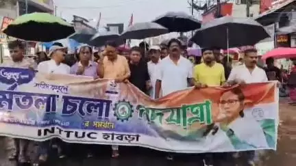 হাবরা ১: বৃষ্টি উপেক্ষা করে হাবরার রাজপথে একুশে জুলাই এর সমর্থনে তৃণমূল কংগ্রেসের মিছিল