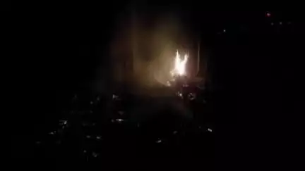 कोटवा: कोटवा बाजार के पास समौती नदी किनारे शनिवार रात एक व्यक्ति के घर में अचानक आग लगने से सब कुछ जलकर हुआ खाक