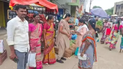 మహిళల భద్రతకు శక్తి యాప్ ఎంతో శ్రేయస్కరం అంటూ పుట్టపర్తి పెనుగొండ సబ్ డివిజన్లలో అవగాహన