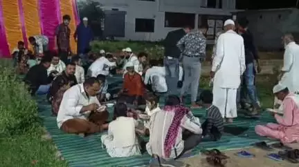 शाजापुर: बादशाही पुल के पास मोहर्रम पर लंगर का आयोजन, बड़ी संख्या में समाजजन हुए शामिल