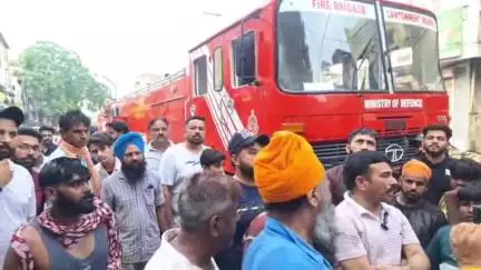 ਫ਼ਿਰੋਜ਼ਪੁਰ: ਮੱਖੂ ਗੇਟ ਦੇ ਨਜ਼ਦੀਕ ਸੈਨੇਟਰੀ ਅਤੇ ਪੇਟ ਦੀ ਦੁਕਾਨ ਨੂੰ ਲੱਗੀ ਅੱਗ ਲੱਖਾਂ ਰੁਪਏ ਦਾ ਸਮਾਨ ਸੜ ਕੇ ਹੋਇਆ ਸਵਾਹ ਫਾਇਰ ਬ੍ਰਿਗੇਡ ਨੇ ਅੱਗ ਤੇ ਪਾਇਆ