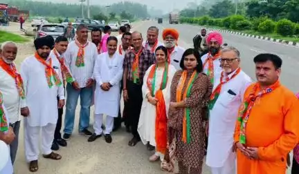 ਨਵਾਂਸ਼ਹਿਰ: ਬੀਜੇਪੀ ਨਵਾਂਸ਼ਹਿਰ ਨੇ ਹਲਕਾ ਇੰਚਾਰਜ ਪੂਨਮ ਮਾਨਕ ਦੀ ਪ੍ਰਧਾਨਗੀ ਵਿੱਚ ਬਲਾਚੌਰ ਵਿੱਚ ਚੰਡੀਗੜ੍ਹ ਜਾ ਰਹੇ ਅਸ਼ਵਨੀ ਸ਼ਰਮਾ ਦਾ ਕੀਤਾ ਭਰਵਾਂ ਸਵਾਗਤ