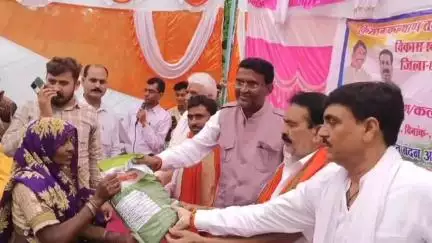 गौरिहार: सरबई मंडल में बीज वितरण: किसानों को मिली सहायता, समृद्ध मध्य प्रदेश की ओर एक कदम