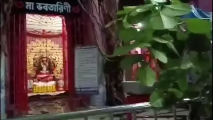 নবদ্বীপ: প্রবল বৃষ্টি ও ক্ষণিকের ঝড়ে ভাঙলো পোড়ামা প্রাঙ্গণে শতাব্দী প্রাচীন বটগাছের প্রকান্ড ডাল,ক্ষতিগ্রস্ত দোকানপাট
