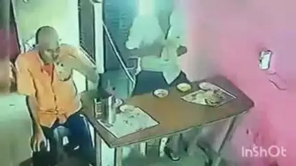 इगलास: इगलास की नाश्ते की दुकान से मोबाइल चुराने का वीडियो सोशल मीडिया पर हुआ वायरल