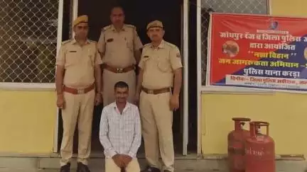 रानीवाड़ा: करड़ा पुलिस ने 15 महीने से फरार मादक पदार्थ तस्करी के आरोपी को किया गिरफ्तार