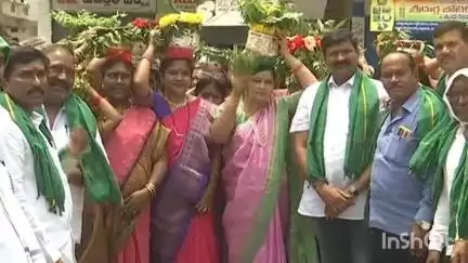 కరీంనగర్: కరీంనగర్ జిల్లా కేంద్రంలో వివిధ ప్రాంతాలలో ఆషాడ మాస బోనాలు పలు కాలనీలలో ఘనంగా నిర్వహించారు