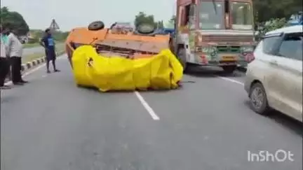 ଅତାବିରା: ଗୋଡଭଗା ଛକରେ ଭାରସାମ୍ୟ ହରାଇ ଓଲଟିଲା ୪ ଚକିଆ ଟେମ୍ପ ,ଅଳ୍ପକେ ବର୍ତ୍ତିଲେ ଡ୍ରାଇଭର
