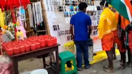 साहेबपुर कमाल: मल्हीपुर स्थित गंगा नदी घाट से मटेश्वर धाम के लिए गंगाजल लेकर बोल बम का जत्था रवाना
