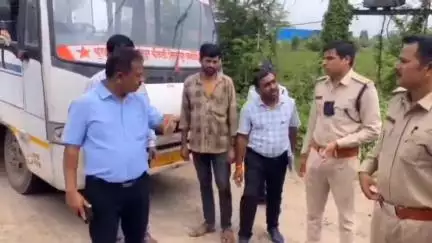 बुरहानपुर: अपर कलेक्टर ने आरटीओ और ट्रैफिक पुलिस के साथ बसों पर की कार्रवाई, 2 बसें ज़ब्त और ₹13 हजार का जुर्माना