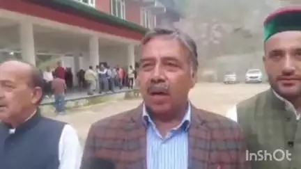 ठियोग: APMC चेयरमैन देवानंद वर्मा ने कहा, सेब में फैली बीमारियों की जांच कर रही है वैज्ञानिकों की टीम