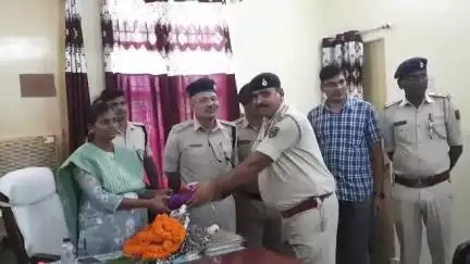 बलिया: डीएसपी कार्यालय में डीएसपी नेहा कुमारी को दी गई विदाई