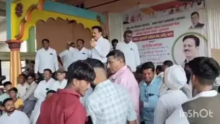 जामनेर: पहूर येथे जलसंपदा मंत्री गिरीश महाजन यांच्या हस्ते बांधकाम कामगार यांना घरगुती संसार उपयोगी भांड्यांचे वाटप.