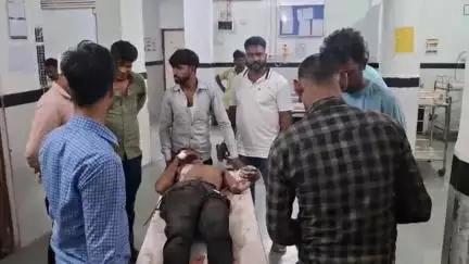 छतरपुर नगर: ग्राम नेगुवा में खेत से घर जाते समय युवक करंट की चपेट में आया, ज़िला अस्पताल में भर्ती
