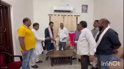 जगदलपुर: बिहार कांग्रेस अध्यक्ष ने जगदलपुर के पूर्व विधायक जैन का गमछा पहनाकर स्वागत किया, विधानसभा क्षेत्र की जानकारी ली