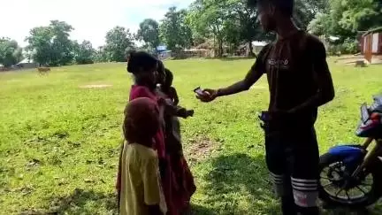 মোহনপুর: রাস্তায় পাওয়া অর্থের প্রকৃত মালিককে খুঁজে না পেয়ে গোপালনগরের দুস্থ ছেলেমেয়েদের খাদ্য সামগ্রী বিতরণ করল যুবকরা