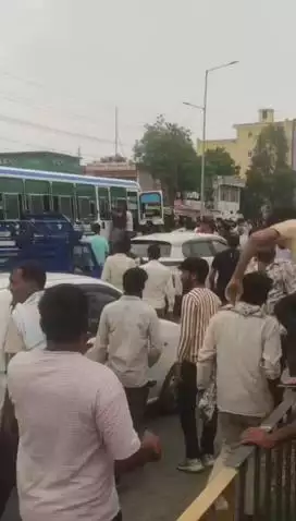 आमेर: पावटा में दिल दहला देने वाला बड़ा हादसा टला, बस चालक की लापरवाही से ट्रेलर डिवाइडर तोड़कर दूसरी सड़क पर पहुंचा