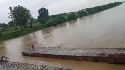 कोलारस: पचावली: सिंध नदी में उफान, पुल पर सेल्फी ले रहे युवक का वीडियो वायरल