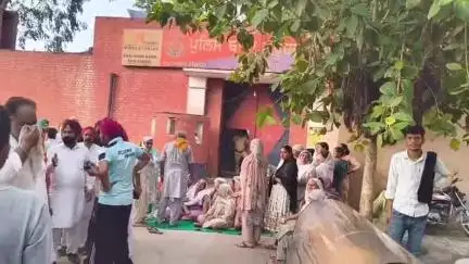 ਗੁਰੂ ਹਰਸਹਾਏ: ਨੌਜਵਾਨ ਨੂੰ ਧੱਕੇ ਨਾਲ ਜਹਿਰੀਲੀ ਦਵਾਈ ਪਿਲਾਉਣ ਤੇ ਹੋਈ ਮੌਤ , ਥਾਣੇ ਦੇ ਬਾਹਰ ਲਾਸ਼ ਨੂੰ ਰੱਖ ਕੇ ਪੁਲਿਸ ਖਿਲਾਫ ਕੀਤਾ ਰੋਸ