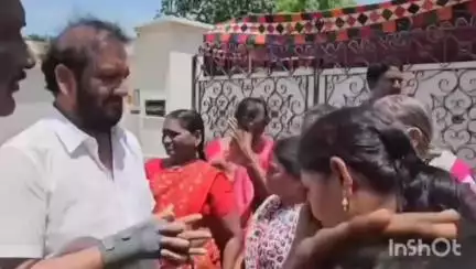 సర్వేపల్లి: నెల్లూరులో కోవూరు మాజీ ఎమ్మెల్యే ఇంటికి క్యూ కడుతున్న ప్రజలు