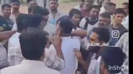 पोकरण: रामदेवरा में अतिक्रमण हटाने के दौरान कार्मिक पर हमला करने वालों के खिलाफ एफआईआर दर्ज करने का वीडियो हुआ वायरल