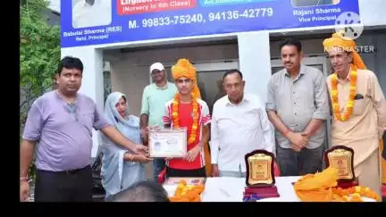 नोहर: नोहर, अजमेर में आयोजित सब जूनियर स्टेट फुटबॉल चैम्पियनशिप में विजेता हनुमानगढ़ टीम के कप्तान और उपकप्तान का अभिनंदन