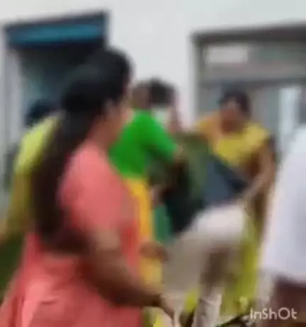 एत्मादपुर: खंदौली में महिलाओं ने अश्लील वीडियो भेजने वाले मनचले को लात, घूंसों और चप्पलों से जमकर पीटा, वीडियो हुआ वायरल