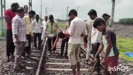 मल्हारगढ़: गांव कुम्हारी में ग्रामीणों ने रेलवे पटरियों का पूजन किया, कालका के रूप में करते हैं पूजा
