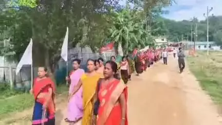 সাব্রুম: নারী নির্যাতন বদ্ধ করা,ধর্ষনের বিরুদ্ধে কঠোর আইন প্রনয়ন করার দাবিতে পোয়াংবাড়ী বাজারে মিছিল করেন বাম নারী সংগঠন
