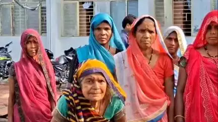 दमोह: भूमिहीन किसानों को पट्टा देने की मांग को लेकर बड़ी संख्या में किसान पहुंचे कलेक्ट्रेट