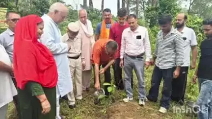 जसवां: जसवा प्रागपुर विधायक विक्रम ठाकुर ने वीर चक्र विजेता कैप्टन सुशील कुमार उपवन कस्बा कोटला में पौधारोपण किया
