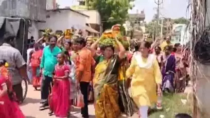 పట్టణంలో ముత్యాలమ్మ తల్లికి ఆషాడ సారే, బోనాలు సమర్పించి మొక్కులు తీర్చుకున్న భక్తులు