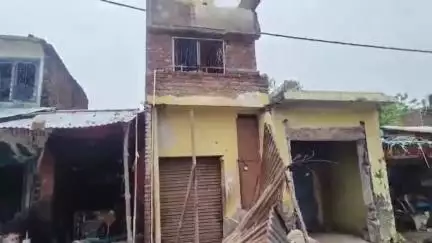 सवायजपुर: रूपापुर में भरभरा कर गिरा छज्जे पर बना टॉयलेट, मच गया हड़कंप