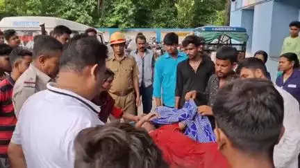 সিউড়ি ১: পুকুর থেকে রহস্যজনকভাবে এক মহিলার মৃতদেহ উদ্ধার সিউড়ির কাঁটাবুনি পাড়াতে, ময়না তদন্ত করানো হলো সিউড়ি সদর হাসপাতালে