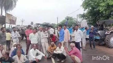 अशोक नगर: पीपलखेड़ा में मुक्तिधाम न होने पर ग्रामीणों का विरोध, महिला की मृत्यु के बाद शव को ट्रॉली में रखकर किया चक्का जाम