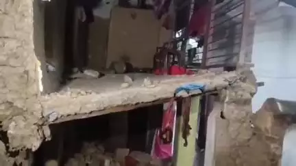 আউশগ্রাম ১: কয়েকদিনের অভিরাম বৃষ্টির জেরে আউশগ্রামের কয়রাপুরে হুড়মুড়িয়ে ভেঙে পড়ল মাটির দোতলা বাড়ি, ঘটনাস্থলে গেলেন BDO