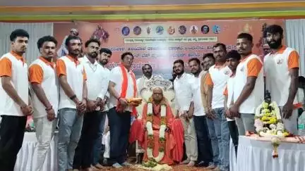 ಹಳಿಯಾಳ: ಪಟ್ಟಣದಲ್ಲಿ  ಗುರುಪೂರ್ಣಿಮೆ & ಪೂಜ್ಯ ಶ್ರೀ ಮಂಜುನಾಥ ಭಾರತೀ ಸ್ವಾಮೀಜಿಯವರು ಹಾಡಿರುವ ಶ್ರೀ ಮದ್ಭಗವದ್ ಗೀತಾ ಮರಾಠಿ ಅವತರಿಣಿಕೆ ಲೋಕಾರ್ಪಣೆ