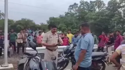 बिंद्रानवागढ़ गरियाबंद: टिकरापारा गांव के पास दो बाइक सवार युवक डिवाइडर से टकराए, दोनों युवक घायल