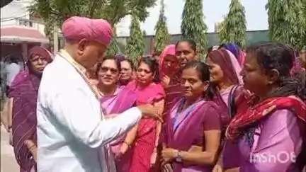 किशनगढ़: गांधीनगर स्थित मंत्री आवास पर आंगनबाड़ी कर्मचारी महासंघ ने पीएम मोदी के नाम ज्ञापन सौंपा, विभिन्न मांगें की गईं